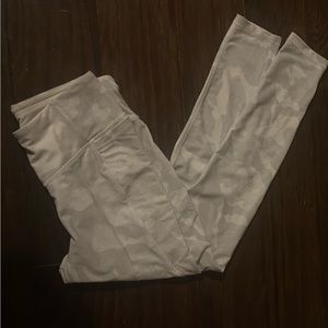 Calia by Carrie Underwood white and gray camo 7/8 leggings with pockets